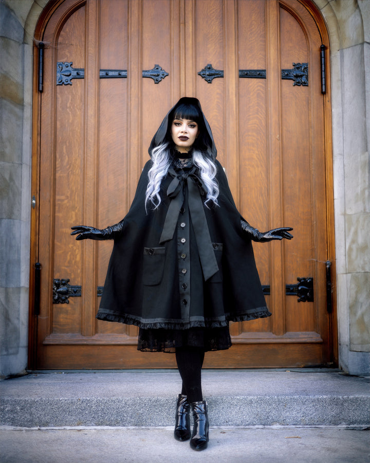 The Elizabeth Cloak - Black – Blackwood Castle